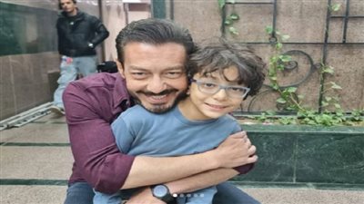 أحمد زاهر والطفل عبد الله كمال     