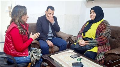 المحررة مع اسرة الطفلة كارما    