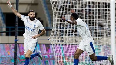 بنزيما يحتفل بالهاتريك     