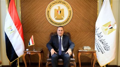 الدكتور عبدالعزيز قنصوة وزير التعليم العالي والبحث العلمي     