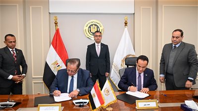 خلال توقيع البروتوكول     