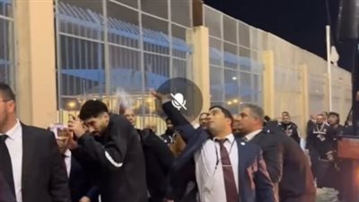 جماهير الترجي تلقي الزجاجات على لاعبي الأهلي    