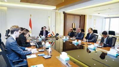 وزير التخطيط مع وفد السفارة الفرنسية    