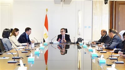 لقاء وزير التخطيط والسفير البريطاني    