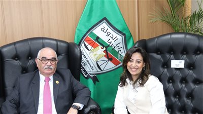 المحررة مع رئيس هيئة قضايا الدولة    