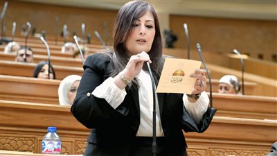 النائبة إليزابيث شاكر     