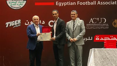 أبو ريدة يُكرّم أمين عمر     