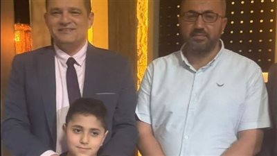 النائب أمير الجزار مع الطفل محمد عبدالسلام    