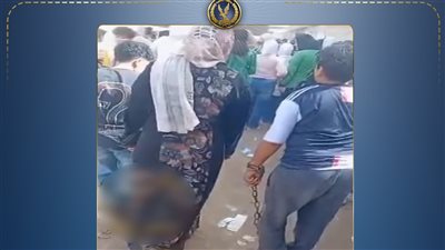 الولد وأمه أثناء تقييده بسلسلة للذهاب إلى المدرسة    