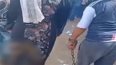 جانب من فيديو تقييد طالب بسلسلة أثناء ذهابه المدرسة     