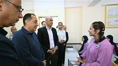 رئيس الوزراء يجري حوارا مع الطالبات     