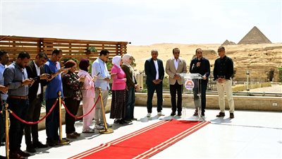 رئيس الوزراء أثناء إجاباته على أسئلة الصحفيين    