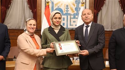 محافظ القاهرة يكرم طالبة الثاني الثانوي    