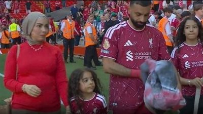 محمد صلاح وزوجته وابنتيه     