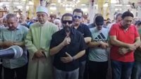 لحظات مؤثرة.. أحمد حلمي يؤم المصلين في جنازة والدته ببنها 