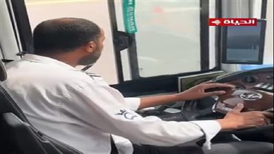 سائق مصري يعمل على نقل حجاج    