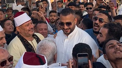 عصام السقا في مسقط رأسه بالمنيا    