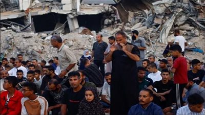 أهالي غزة يصلون العيد وسط الركام    