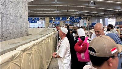 حجاج الجمعيات الأهلية يرمون جمرة العقبة الكبرى    