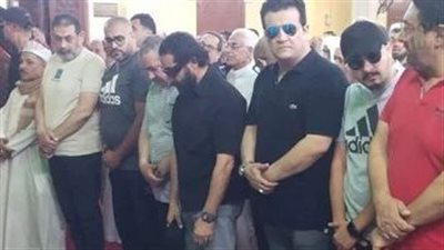 أحمد حلمي يؤم المصلين في جنازة والدته    