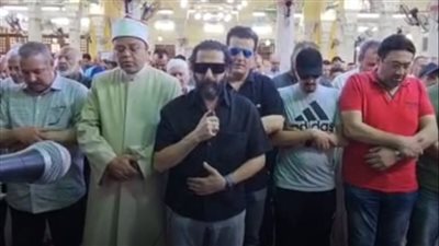 أحمد حلمي أثناء صلاة الجنازة على والدته    