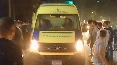 الإسعاف أثناء ينقل المصابين بعد الحادث    
