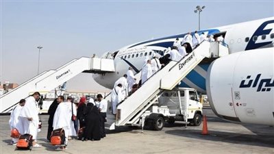 الحجاج يصعدون إلى طائرة مصر للطيران - أرشيفية    
