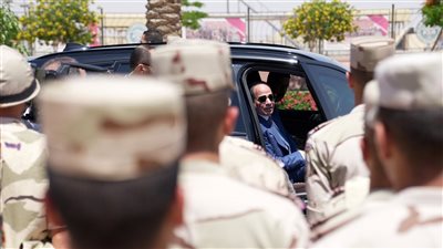 الرئيس السيسي يتفقد مقر القيادة الاستراتيجية    