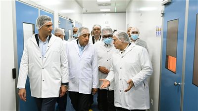 رئيس الوزراء يتفقد مصنع شركة 