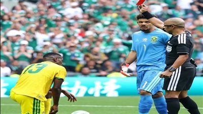 الحكم واللاعب وحارس جنوب أفريقيا لحظة الطرد    