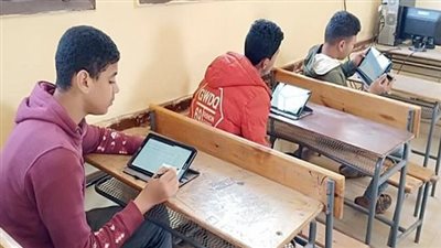 طلاب الصف الأول الثانوي    