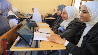 طلاب الصف الأول الثانوي    