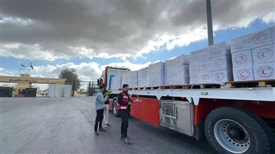 الهلال الأحمر المصري يطلق قافلة «زاد العزة» 213     