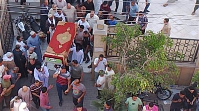 جانب من الجنازة أثناء تشييعها    