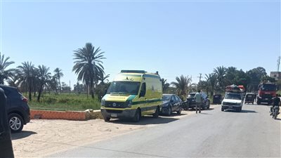 سيارات الإسعاف تقف بجانب الطريق لإنقاذ المصابين    