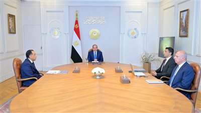 جانب من اجتماع الرئيس ورئيس الحكومة ووزير الصناعة    
