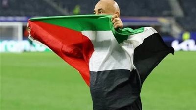 حسام حسن يمسك بيده علم فلسطين    