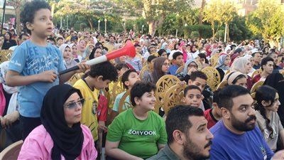 الجماهير تشاهد المباراة    