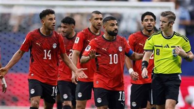 اعتراض لاعبي المنتخب على الحكم    