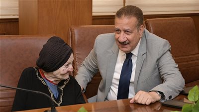 محافظ بور سعيد يستقبل الحالات الإنسانية    