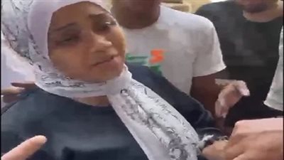 العروس أثناء تسليمها المبلغ كاملًا    