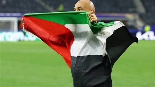 حسام حسن يمسك بيده علم فلسطين    