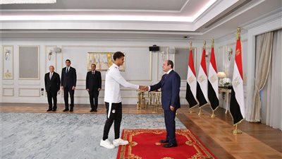 الرئيس السيسي يكرم حمزة عبد الكريم 