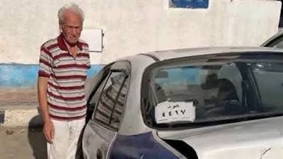 أبوليمون يتابع أعمال إصلاح سيارة تاكسي مواطن مسن استقبله بمك    