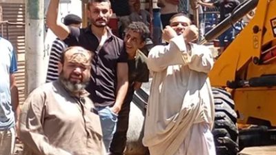 مواطن يحتج على انقطاع المياه على طريقة حسام حسن    