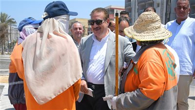 في لفتة إنسانية مؤثرة.. محافظ بورسعيد ينزل إلى عمال النظافة     