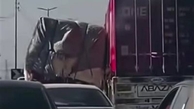 جانب من لحظة إنقاذ السيارة الجامبو على الطريق    