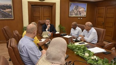 محافظ بورسعيد يعقد اجتماعًا موسعًا مع رؤساء الأحياء والجهات     