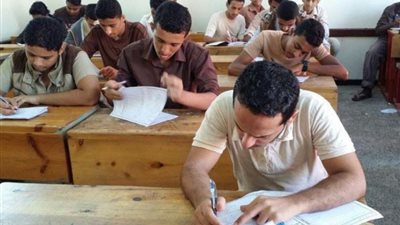 امتحانات الدبلومات الفنية     