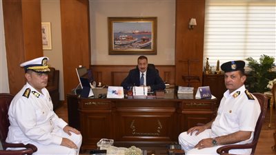 محافظ بورسعيد يستقبل مدير إدارة المرور الجديد    